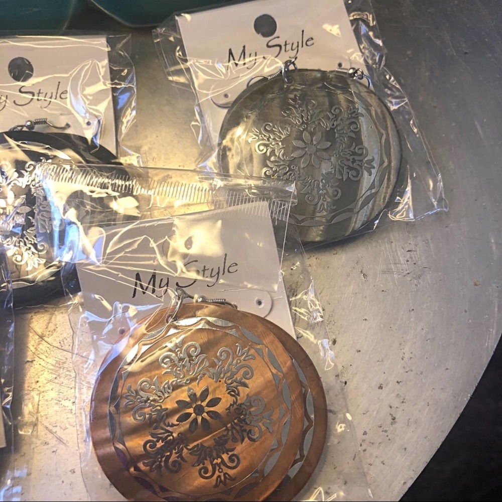 Round seashell floral print engraved dangle earrings - Gray